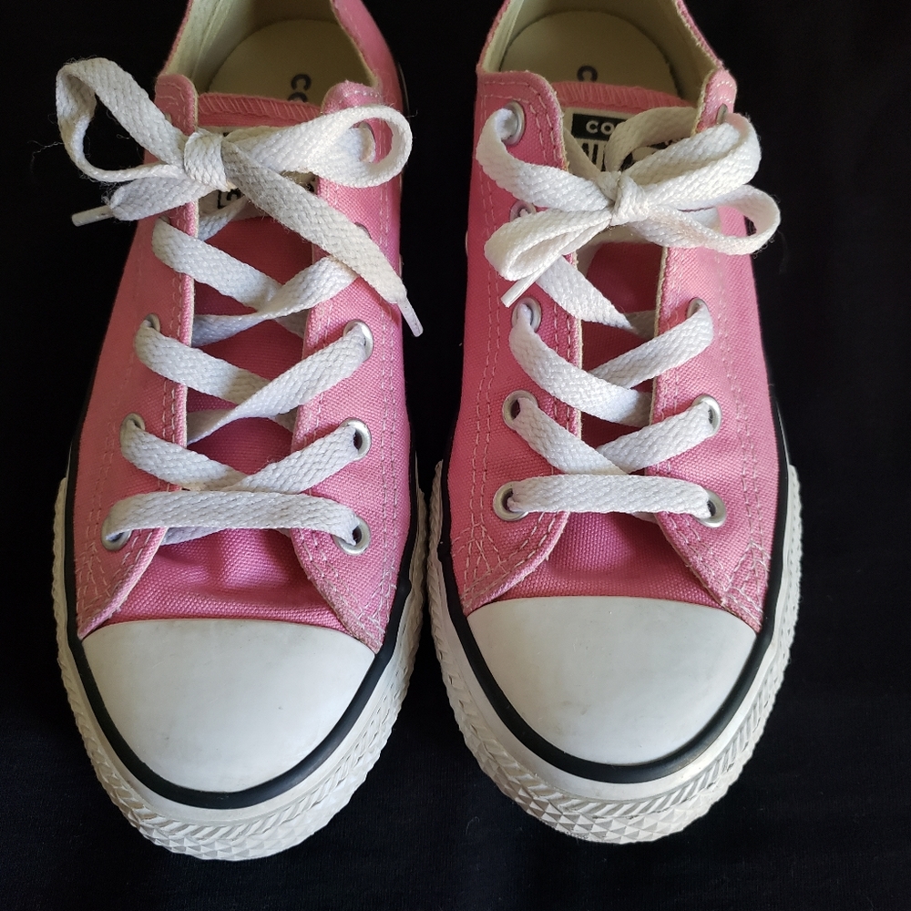 Little girls converse